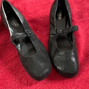 Ditto by Van Eli black embossed leather Mary Jane wedge Worn Once